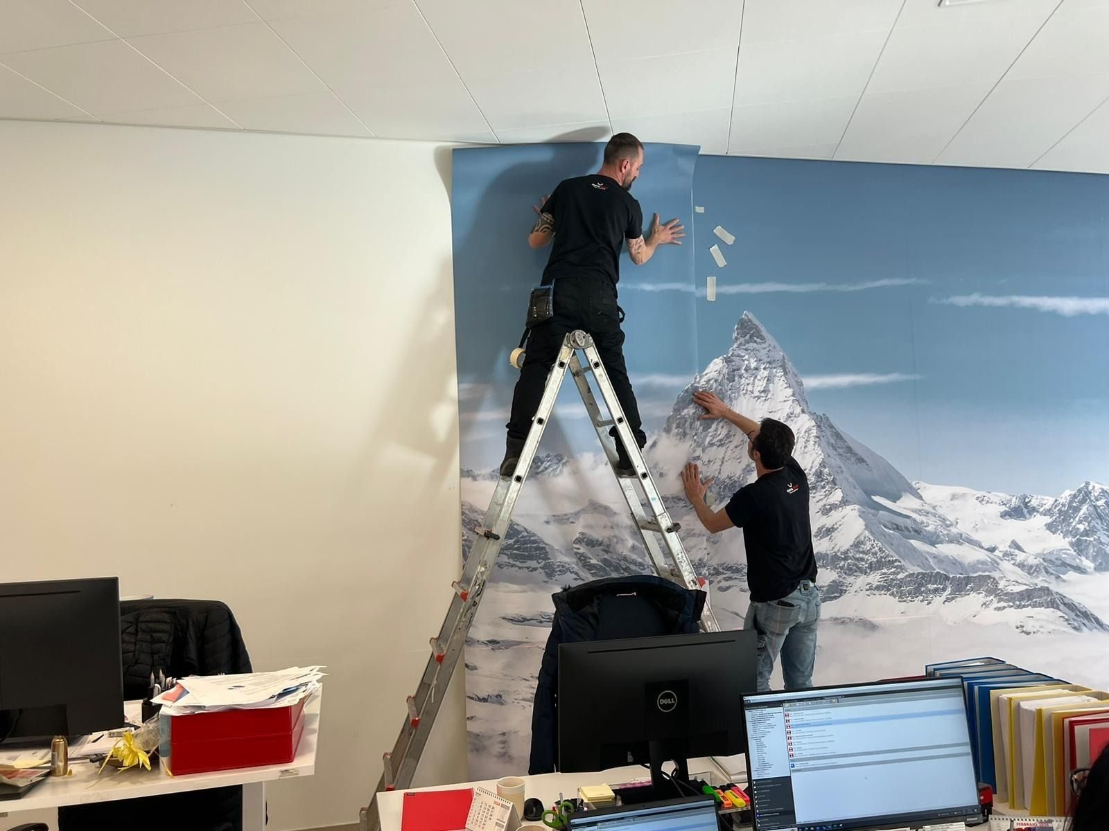 Posa di un murale in un ufficio